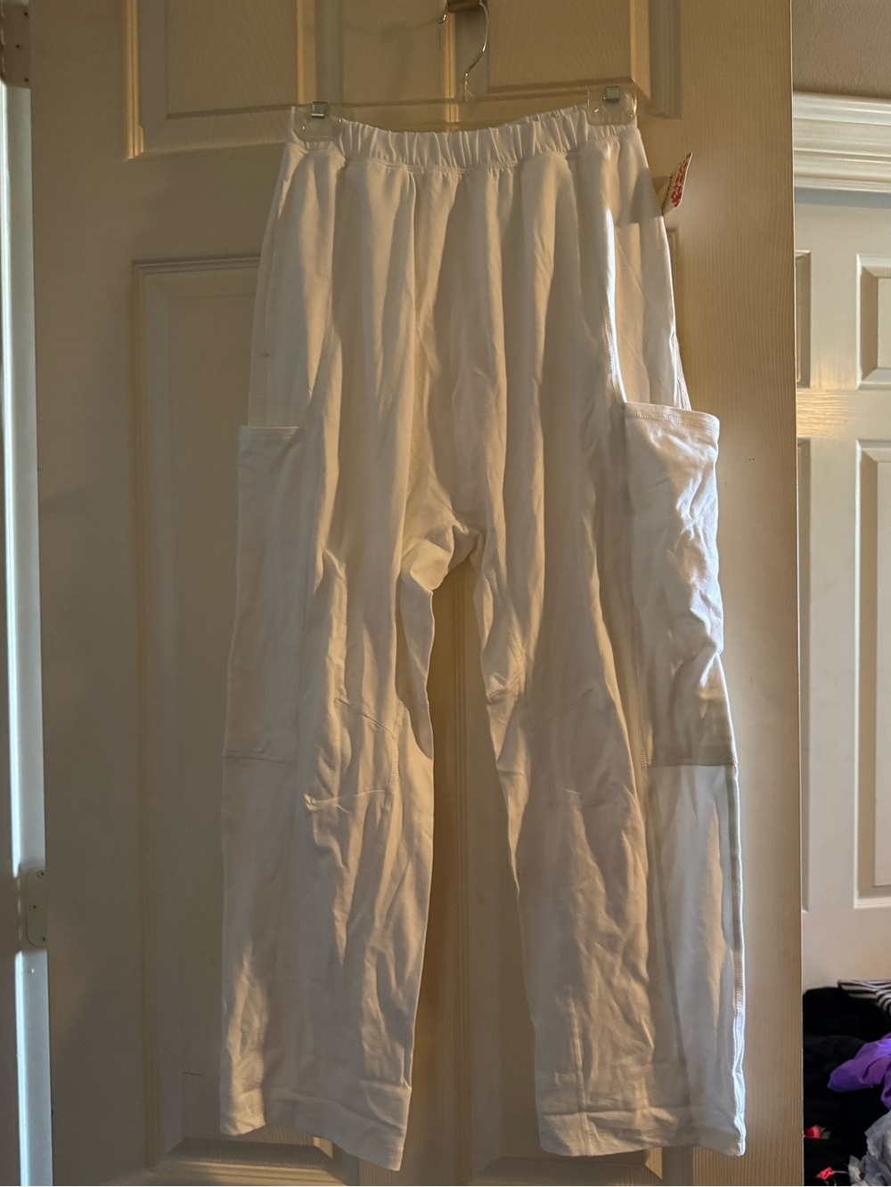 Free People- White Elastic Waist Cargo Lounge Crop Pants. NWT - Picture 4 of 5